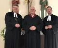 Bild: wku
Hans Fritsche (Mitte) wird von Dekan Karlhermann Schötz (links) in sein Amt als Prädikant eingeführt Mit dabei Stadtpfarrer Stefan Fischer.