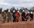Bild: rgr
Der Bau der neuen Elementary School wurde symbolhaft mit dem Spatenstich begonnen. Das Bild zeigt unter anderen Colonel Adam J. Boyd (Dritter von links), Roman Beer vom Staatlichen Bauamt (Fünfter von links) sowie (von rechts) Colonel John K. Baker und Schuldirektor Matthew Kralevich.