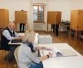 Bild: Gerhard Götz
Wählerverzeichnis, Urne, Wahlkabine: Das gibt es nicht nur bei politischen Wahlen, auch die Pfarreien bieten dieses Zubehör auf, wenn über die Vorschläge zur Besetzung der Kirchenverwaltungen abgestimmt wird. Unser Bild zeigt eine Szene vom Wochenende in Nabburg.