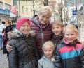 Bild: Gabi Schönberger
Ihren schulfreien Tag verbringen Antonia (10), Jonas (8) und Hanna (7) samt der kleinen Luca (4) mit Oma Marianne Linsmeier in Weidens Einkaufsmeile. „Wir schauen schon mal, was das Christkind dieses Jahr bringen könnte“, sagt die 58-Jährige aus Schönsee.