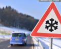 Bild: Foto: Uwe Anspach/dpa
Dieses Schild warnt Autofahrer vor der Gefahr winterlicher Straßenglätte.