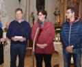 Bild: dob
Frauenbund-Vorsitzende Ulrike Gösl überreicht Thomas Winderl, Kathrin Scheibl und Markus Uschold (von links), die den Kinderchor Roggenstein leiten, eine 300-Euro-Spende.