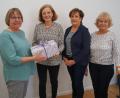 Bild: du
Die Leiterin der Diözesanstelle Regensburg des St.-Michaels-Bundes München, Ursula Pusch (Zweite von links) bekommt in der Jahreshauptversammlung der Kreisarbeitsgemeinschaft Katholischer Büchereien von Agnes Mächtl, Gertie Kreuzer und Marieluise Uebelacker (von links) zum Abschied in den Ruhestand ein Geschenk.