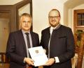 Bild: arw
Landrat Andreas Meier (rechts) überreicht die Urkunde an Bürgermeister Thomas Meiler.