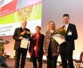 Bild:  Dr. Loew Soziale Dienstleistungen
Sandra Loew, Geschäftsführerin von Dr. Loew Soziale Dienstleistungen (Zweite von links) und die Bayerische Staatsministerin für Soziales, Kerstin Schreyer, verliehen die Preise an Professor Heiner Keupp (links) und Florian Bödecker (rechts).	Bild: Dr. Loew Soziale Dienstleistungen