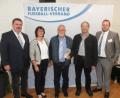 Bild: dob
Rosemarie Hirmer aus Erpetshof (Zweite von links) erhält am Sonntag im Klosterstadel in Pielenhofen die höchste Auszeichnun, die eine Ehrenamtliche vom Deutschen und Bayerischen Fußballverband bekommen kann. Kreisspielleiter Albert Kellner, der ehemalige Kreisehrenamtsbeauftragte des Kreises Amberg/Weiden, Josef Gläßl, SV-Ehrenvorsitzender Hans-Werner Anzer und Kreisehrenamtsbeauftragter Christoph Kellner (von links) gratulieren.