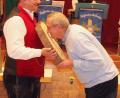 Bild: mfh
Max Klose lässt Wirt Reinhold Kreiner am Holz riechen. Ist es vom Kirwabaum oder nicht?