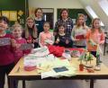 Bild: mül
Stolz präsentieren die jungen Teilnehmerinnen am VHS-Kindernähkurs für Anfänger ihre Werke. Unter Anleitung von Kursleiterin Irene Weber und ihrer Assistentin Evi Kürzinger (hinten, von links) entstanden Stofftäschchen und Tannenbäumchen.