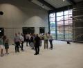 Bild: mp
Mit Gesamtkosten von über zehn Millionen Euro, ist die Sanierung und Erweiterung der Grundschule das größte städtische Bauprojekt der vergangenen Jahre. Über den Baufortschritt in der neuen Schulturnhalle hatten sich die Bauausschuss-Mitglieder im vergangenen Juli bei einem Ortstermin (Foto) informiert, mittlerweile kann bereits Sportunterricht darin stattfinden.