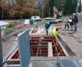 Bild: Gabi Schönberger
Die Pläne stehen, die Grube klafft: Hier im Schätzlerbad zwischen Wellenbecken (links) und Schwimmerbecken (rechts) entsteht der seit Jahren ersehnte Rutschenturm.