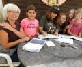 Bild: hai
Unter der Regie von Karin Gillich (links) und Claudia Fischer (Dritte von links) probt die Kindergruppe mit Klara Difini, Tom und Emely Zettlmeisl, Serafina Döring und Leila Abdulla (von rechts) seit September für ihre Auftritte.