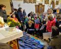 Bild: fdl
Nach dem Familiengottesdienst dürfen die Kinder ein selbst gestaltetes Bild als Erinnerung an die Kinderbibelwoche mitnehmen.