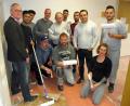Bild: Dobmeier
Das Team des Elternbeirates der Pestalozzi-Mittelschule und fleißige Helfer beim Renovieren. Schulleiter Heribert Zeis (links) lobt die Verschönerungsaktion am Bus- und Bettag.
