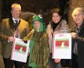 Bild: Hirsch
Oberbürgermeister Andreas Feller, "Frosch" Fabian Wolf, Projektleiterin Manuela Pürzel-Lehner und Vorsitzender Johann Wilhelm (von links) werben für die Aufführungen der "Theaterbühne" im Schwandorfer Felsenkeller-Labyrinth.