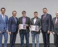 Bild: Moosburger
Markus Leczycki und Otmar Zisler von Eon mit den Preisträgern Tobias Paulus und Sebastian Beierl (von links). Es gratulierten Georg Haber (rechts) und Jürgen Kilger von der Handwerkskammer.