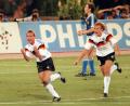 Bild: Frank Kleefeldt/dpa
1990: Die deutschen Fußball-Nationspieler Andreas Brehme (l) und Jürgen Klinsmann laufen jubelnd über das Spielfeld des Olympiastadions von Rom, nachdem Brehme per Elfmeter zum 1:0-Führungstreffer für Deutschland verwandelt hat. Das deutsche Team bezwang im Finale der Weltmeisterschaft die Mannschaft Argentiniens mit 1:0.