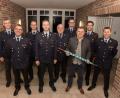 Bild: dtr
Als Pate des 150-jährigen Jubiläums der Feuerwehr Windischeschenbach erhält der Bürgermeister den obligatorischen weiß-blauen Schirm.