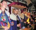 Bild: hl
Florian von Rosenburg, Sebastien Graf von Reichenbach-Goschütz, Großmeister Werner von Podewils, Wolf vom Seegrund und Herbert von Podewils (von links) gedenken der verstorbenen Recken des Ritterbundes.