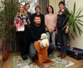 Bild: Wolfgang Steinbacher
Melissa Sitorius, Julia Herzog und Andrea Graf vom SkF (von links) präsentieren gemeinsam mit den Pflegeeltern Doris Adunka, Daniela Zimmermann und Marcel Morgenstern (von rechts) das Thema Pflegefamilien, für das der Sozialdienst katholischer Frauen dringend Verstärkung in Stadt und Landkreis sucht. Dass Interessenten ein großes Herz für Kinder haben müssen, zeigt Marcel Morgenstern, der nicht nur fürs Foto auf den Schaukelelefant steigt.
