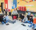 Bild: amö
Die Kinder hörten aufmerksam zu, als Bürgermeister Walter Schauer in seiner Eigenschaft als Lesepate eine Geschichte vortrug.