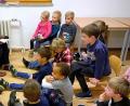 Bild: bsc
Erika Heider (links) begeistert die Kindergarten- und Schulkinder beim Vorlesetag mit zahlreichen Kurzgeschichten.
