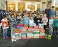 Bild: exb
Nach einem gemeinsamen Foto verluden die Kinder der Grundschule Neualbenreuth in den Kofferraum des Autos, mit dem Kathrin Feil (links) aus Tirschenreuth gekommen war. Rechts die Lehrkräfte Tanja Kruppa und Sven Schiml.