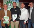 Bild: sön
Mit Bezirksvorsitzenden Christian Bleyer (von rechts) zeichnen Kreisgruppenvorsitzender Jürgen Wenzlik und Landesvorstandsmitglied Gerhard Knorr die beiden Kollegen Herbert Balzer (von links) und Sven Ertl für ihre langjährige Mitgliedschaft aus.