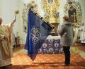 Bild: gz
Pfarrer Erwin Bauer segnet im Beisein von Ortsvorsitzender Beate Roth, Pfarrvikar Bivin und Pfarrer Mauricio aus Verona die Fahne des Frauenbundes.