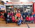 Bild: stg
Einen erlebnisreichen Tag verbringen die Kinder der Pinguingruppe im Kemnather Feuerwehrhaus, durch das die Kreisbrandinspektor Otto Braunreuther (links) führt.