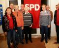 Bild: wro
SPD-Ortsvorsitzender Georg Wurzer (Dritter von links) kann sich auch künftig auf seine Vorstandskollegen verlassen. Kreisvorsitzender Rainer Fischer (Zweiter von links) gratulierte den Gewählten. Im Bild von rechts Wilhelm Dockter, Wolfgang Nikodem, Helmut Reinold, Karl-Georg Haubelt, Christa Franz, Alfred Klarner, Georg Wurzer, Rainer Fischer und Anita Clayton.