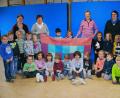 Bild: gsc
Anneliese Fiedler und Antonia Dippel übergaben die Decke an Kindergartenleiterin Corinna Bär und ihre Stellvertreterin Claudia Meyer.
