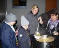 Bild: du
Aus einem großen Topf schöpfen Silke Dietrich und Claudia Pollhammer (von rechts) Kartoffelsuppe für die Kinder und Erwachsenen.
