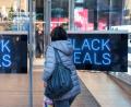 Bild: Daniel Bockwoldt/dpa
Eine Frau geht in ein Geschäft, an dessen Tür "Black Deals" steht. Am "Black Friday" locken viele Geschäfte mit großen Rabatten.