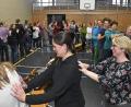 Bild: Petra Hartl
Rodscha aus Kambodscha und Tom Palme zeigen Lehrer beim 58. Amberger Seminar ihre Mitmachlieder.