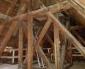 Bild: dob
Bei der Sanierung des Rathauses sind Brandmeldeanlage und Fluchtwege erneuert worden. Im Fall eines Feuers könnten besonders die Balken des historischen Dachstuhls stark in Mitleidenschaft gezogen werden.
