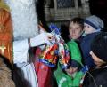 Bild: Stephan Huber
Jeder hat sein Packerl zu tragen. Auch der städtische Nikolaus, der es beim Alten Rathaus weiterverteilt.