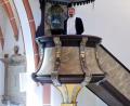 Bild: hai
„Sie war schon immer schön, die in neuem Glanz wieder erstrahlende Kanzel“: Dirk Grafe, seit 15 Jahren Pfarrer in Wirbenz, an seinem (neben dem Altar) Lieblingsplatz. Zierten die Engel bislang den Kanzelkorb, so begleiten sie jetzt – dem ursprünglichen Ort entsprechend – auf dem Deckel der Kanzel Christus bei seiner Himmelfahrt.