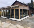 Bild: ubb
Besucher und Skifahrer dürfen sich auf einen Wintergarten mit großen Glasflächen freuen zum Aufwärmen, Brotzeit machen und Zuschauen beim Skifahren.
