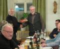 Bild: jzk
Obmann Paul Völkl (links) dankt Pfarrer Edmund Prechtl mit einem süßen Präsent.