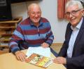 Bild: bkr
Dieter Pinzer (links) nutzt die Bürgerversammlung in Ahornberg für seine Suche nach Bildern und Zeitzeugen. Auch sucht er das Gespräch mit amtierendem Bürgermeister Josef Hecht.