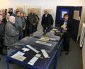 Bild: Hartl
Dr. Till Strobel (rechts), der die Präsentation im Staatsarchiv mit konzipiert und gestaltet hat, führt durch die derzeit dort laufende Ausstellung „Menschen im Krieg. Die Oberpfalz 1618 bis 1648“, ergänzt durch den Vortrag „Wallensteins Zipperlein“ von Prof. Dr. Fritz Dross.