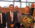 Bild: jpl
Franziska Bäuml (Dritte von rechts) ist die neue Ansprechpartnerin im Sekretariat der Fichtelnaabtal-Grund- und Mittelschule. Stellvertretend für die gesamte Schulfamilie wünschten erster Bürgermeister Peter König, Schulamtsdirektor Rudolf Kunz, erster Bürgermeister Manfred Kratzer, Konrektor Alexander Köstler und Rektorin Sabine Graser (von links) einen guten Start und viel Erfolg.