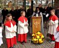 Bild: R. Kreuzer
Pfarrvikar Celestine Joseph Thazhuppil erinnert in Maria Waldrast mit OB Kurt Seggewiß, Kartellmitgliedern und Ehrengästen an die Millionen Toten der Weltkriege.