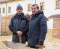 Bild: ubb
Franz Göhl (rechts) setzt viel Vertrauen in Dominik Neitz. Der 48-jährige Tirschenreuther ist ebenfalls seit der erste Stunde mit Aufbau und Organisation des Weihnachtsmarktes betraut und kennt die Abläufe wie im Schlaf.