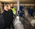 Bild: den
Gemeinderat Max Sieder, BGM Budnik und Wolfgang Walberer im Pumpenhaus lauschen den Erklärungen von Dipl.-Ing. Günter Schwab (Zwick-Ingenieure, Weiden).
