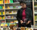Bild: eig
Die Kräuterführerin Ulrike Gschwendtner verwendet ausschließlich heimische Pflanzen. Die Grundlagen des Räucherns erläutert sie bei einem Vortrag in der Buchhandlung Stangl & Taubald.