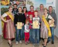 Bild: exb
Bei der Ehrung (von links): Honigkönigin Doris Grünbauer, Stefan Hubmann, Petra Klughardt, Familie Stefan Riedl (fünf Personen), Helmut Heuberger, Honigkönigin Katharina Eder und Frank Pamler.