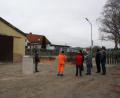 Bild: bjp
Weil auch ein "hochbeiniges" Silo vor der Haupteinfahrt die freie Zufahrt der Bauhoffahrzeuge gestört hätte, entscheidet die Stadtverwaltung, die Fundamente ein Stück in Richtung Geräteträgergarage (links) zu verlegen. Bürgermeister Walberer rechtfertigt diese Abweichung von einem Bauausschussvotum beim Ortstermin und informiert zudem über eine Lieferverzögerung für das Silo wegen eines Herstellerfehlers.