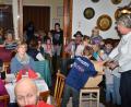Bild: fjo
Generationsübergreifend drückt das Publikum am Samstagabend ins Gasthaus "Alte Post". Mundart, Musik und Erdäpfel sind Anziehungsknüller.