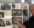 Bild: gis
Josef Wiche vor einer Schautafel der Ausstellung im Rathaus Mehlmeisel. Das Foto zeigt den Soldaten Johann Lehnert in der Kaserne von Fürth.